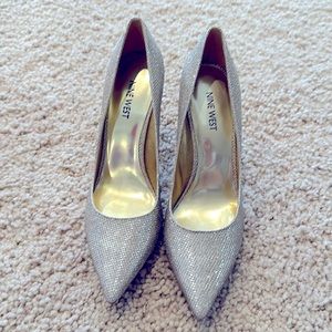 Sparkly gold pump